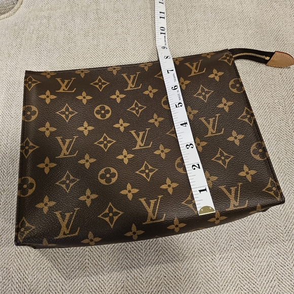 Almost New Louis Vuitton Toiletry Bag 26 - Picture 13 of 15